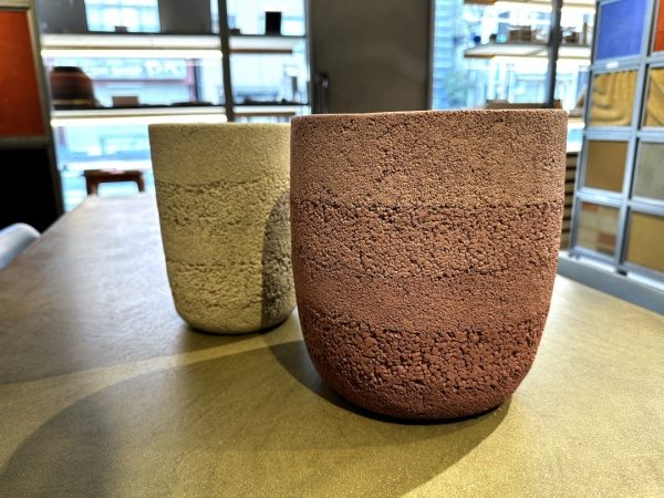 塗り版築で作成した花器2個