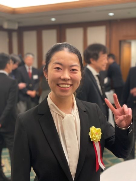 賀詞交歓会の会場にて表彰前の笑顔の原田左官タイル工見習いの下村さん